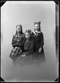 Tre flickor med rosetter i håret