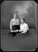 Två unga kvinnor