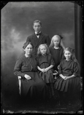 Fru Ellen Karlsson med familj