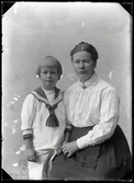Fru Johansson med son