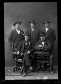Fem unga män i hattar