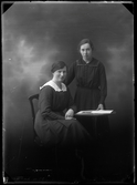 Två unga kvinnor