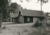 Välbevarad ekonomibebyggelse från sekelskiftet 1900 vid Ruda gård.