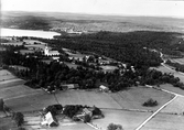 Vy över Bergs kyrkby med Bergs kyrka i bakgrunden, till vänster.