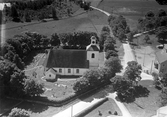 Kyrkan i Blädinge ligger på en höjd inte långt från sjön Salen.
Den uppfördes troligen under senare delen av medeltiden som en rektangulär kyrka med klockstapel av trä. Ombyggnad på 1780-talet och 1834 gav kyrkan en nyklassicistisk prägel.
Under kyrkgolvet finns murade gravkamrar där personer från 1500- och 1600-talen tillhörande adelssläkter vilar.
Utanför kyrkan finns det Mörnerska gravkapellet. Där finns 22 kistor med stoftet från släkten Mörner. Bl.a. landshövdingarna Carl Stellan Mörner och Carl Mörner. Även stoftet av statsrådet Axel Otto Mörner finns här. 
På kyrkogården finns även gravplats för den Gyllenkrokska släkten, författarinnan Blenda Sylvan och Bror Cederström.