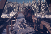 Arbetsbilder från vattenrallare Egon Frisk, en hängbro troligtvis i Norrland i snölandskap.