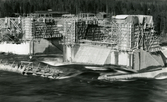 Arbetsbilder från vattenrallare Egon Frisk. Vattenrallare på en byggställning vid bygge av vattenkraftverk i Krångede.