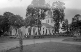 Nuvarande kyrkan i Hinneryd uppfördes 1883-1885 efter ritningar av arkitekt Albert Törnqvist och togs i bruk 1886. Kyrkan byggdes utanpå en tvåskeppig medeltidskyrka i romansk stil som började rivas 1884. Kyrkans arkitektur kan närmast betecknas som historiserande blandstil.