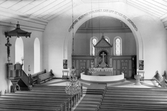 Nuvarande kyrkan i Hinneryd uppfördes 1883-1885 efter ritningar av arkitekt Albert Törnqvist och togs i bruk 1886. Kyrkans arkitektur kan närmast betecknas som historiserande blandstil.