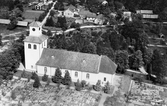 Nuvarande kyrkan I Linneryd är uppförd 1797-1798 i empirestil efter ritningar av arkitekt Gustaf Pfeffer vid Överintendentsämbetet. 1806 invigdes kyrkan av biskop Ludvig Mörner.