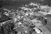 Vy över Hovmantorp med järnvägen och kyrkan i bakgrunden.