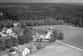 Vy över Ekeberga kyrka, Kosta. 
Den nya kyrkan i Ekeberga uppfördes 1824-1826 i nyklassicistisk stil efter ritningar av Johan Christian Serén med närbelägna Herråkra kyrka som förebild. Kyrkan invigdes 1826 av prosten Johan Engstrand.