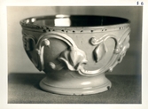 Stor skål från Bo Fajans, modellerad efter Allan Ebeling tidigt 1900-tal. Antikglasyr och gröntonad.