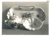 Uppläggningsfat, skål med lock samt liten skål från Bo Fajans, tidigt 1900-tal.