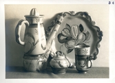 Stor karaff med citronpress, stort uppläggningsfat, liten skål med lock samt medlestor långsmal kopp från Bo Fajans, formgivare Allan Ebeling tidigt 1900-tal.