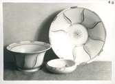 En skål, ett stort uppläggningsfat samt en mindre skål från Bo Fajans, tidigt 1900-tal.