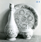 Ett uppläggningsfat, en långsmal vas och en liten skål med lock från Bo Fajans, tidigt 1900-tal.