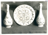 Två långsmala vaser och ett stort fat från Bo Fajans, tidigt 1900-tal.