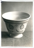 En liten skål från Bo Fajans, tidigt 1900-tal.