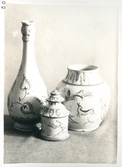 En långsmal vas, en rundad vas samt en burk med lock  från Bo Fajans, tidigt 1900-tal.