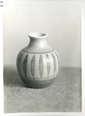 Liten klotformad vas från Bo Fajans, tidigt 1900-tal.
