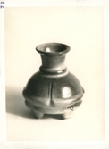 Liten vas från Bo Fajans, tidigt 1900-tal.