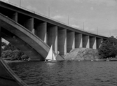Segelbåt under Tranebergsbron, Stockholm.