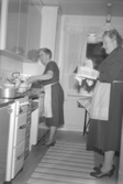 Två kvinnor som diskar.
