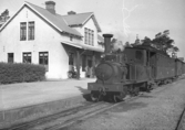 Ångdrivet persontåg vid Slite station på Gotland.