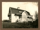 Villa Blombo i Lexe, Gävle kommun. Huset har tillhört givarens fars mamma, Flory, född Blom. Dotter till boktryckare Carl  Gustaf Emil Blom (1863-1915).