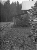 Del av sågverk med en smalspårig järnväg.