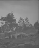 En kvinna på en stenhäll.
