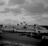 Tylöhus, hotell och reataurang, turistservice med olika nationers flaggor utanför.