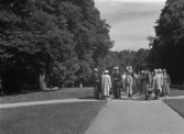 En grupp personer på rundvandring i en park.