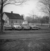 Fyra uppställda bilar, från vänster: Opel rekord, SAAB 93, DKV och Volvo Amazon.