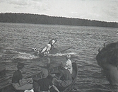 Racerbåtstävling med åskådare i sina fritidsbåtar.