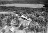 Strömbergshyttan är en glasbruksort i Lessebo kommun, mitt emellan centralorterna Hovmantorp och Lessebo.
Strömbergshyttans glasbruk fick 1933 sitt namn efter bruksdisponenten Edvard Strömberg, men glasbruket hade grundats redan 1876 under namnet Lindefors glasbruk. Postadressen var ända in på 1940-talet Lindefors, Hovmantorp men så småningom ändrades också ortens namn till Strömbergshyttan.