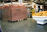 Pallar fyllda med Cirkelkaffe samt bananer till försäljning, K-marknad, Mölndals C efter 1985/86.