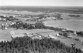 Vy över Ryssby med kyrkan i bakgrunden (till vänster).