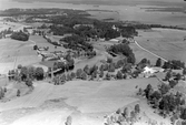 Vy över Annerstad med kyrkan i bakgrunden.