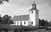 Kyrkan i Väckelsång uppfördes 1827-1828 och ersatte en medeltidskyrka som låg cirka 1 kilometer åt nordost. 
Biskopen, Esaias Tegnér, blev på grund av sjukdom förhindrad att inviga kyrkan. Istället fick domprosten Christopher Isac Heurlin förätta invigningsakten vilket skedde den 11 juni 1832