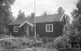 Johan Alfred Nilsson/Göth föddes 1869 i backstugan Enekullen, i Karryds by i Sjösås socken.
Efter konfirmation blev det drängplatser och ett par år vid Klafreströms järnbruk, innan han i 20-årsåldern blev skogsarbetare i Lappland. Här upptäckte han hur mycket hembygden betydde för honom, och han började sitt skrivande. 
Rallarlivet prövade han också på, tills han 1892 åkte hem och blev rotesoldat för Harshults rote fram till 1904. Samtidigt antog han soldatnamnet Göth. Både rallare- och soldatlivet lämnade stoff till flera av hans böcker. Soldattorpet hyrde han ut och i stället tog han tillfälliga arbeten mellan regementsmötena. 1899 flyttade han till Braås nya stationsområde, gifte sig och blev sågverksarbetare.
1930 kunde Göth flytta in i sitt nya hem i Braås, och nu blev han författare på heltid. Förutom ytterligare ett antal böcker, teaterpjäser, en diktsamling och tidningsartiklar lämnade Göth c:a 140 faktaanteckningar till Nordiska museet och skickade många bidrag till Folklivsarkivet i Uppsala, Samfundet för Hembygdsvård med flera.