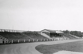 Bilder från lantbruksmötet, 1945. Påskbergsvallen förses med extra läktare. Tillhör samlingen med fotokopior från Hallands Nyheter som är från 1930-1940-talen.