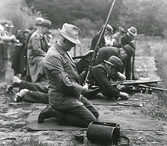Skytte. Troligen från Varbergs skjutbana som låg sydöst om Nya Påskbergets friluftsområde. Män sitter och ligger med gevär. Uppgifter saknas. Tillhör samlingen med fotokopior från Hallands Nyheter som är från 1930-1940-talen.