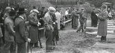 Fotografier från aktiviteter på Varbergs skjutbana, som låg sydöst om Nya Påskbergets friluftsområde. Bilden var publicerad i Hallands Nyheter,1943-05-10: 