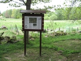 Invigning av Fagereds natur- och kulturstig i Lindome år 2008. En nyuppsatt skylt som beskriver stigen. 
Fagered bjuder på kommunens bäst bevarade järnåldersmiljö. Här finns rester av en gammal hålväg, spår av äldre jordbruksmark och ett 40-tal gravar. 
Relaterade motiv: 2024_1300 - 1308.