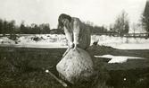 Anne-Beate balanserar på sten