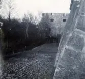 En postej, mur och kullersten vid Kalmar slott.