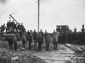 Arbetslag vid Pannebo stenbrott när Glommens hamn byggdes om 1914. Dansken L C Olesen hade fått entreprenaden för bygget och köpt berget i Pannebo (Morups Hallar) ca 2 km norr om hamnen, på villkor att stenen enbart användes till hamnarbetet. Hamnpirens stenblock höggs huvudsakligen av danska stenhuggare. För att forsla stenen anlade Olesen en godsjärnväg längs stranden mellan brott och hamn. På bilden ses ångloket 