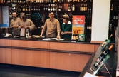 Personal på Systembolaget, Norra Järnvägsgatan, Växjö.
Fr.v.: Johan Ljunghard, Leif Pettersson, Sven Karlsson (förste man), Eivor Green.
Färgfoto, ca 1970.